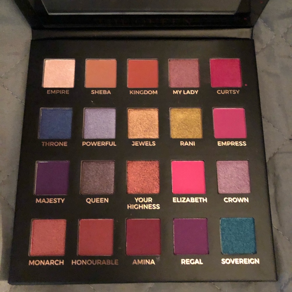 NWT Eloise Beauty The Queen Eyeshadow Palette - Picture 5 of 5